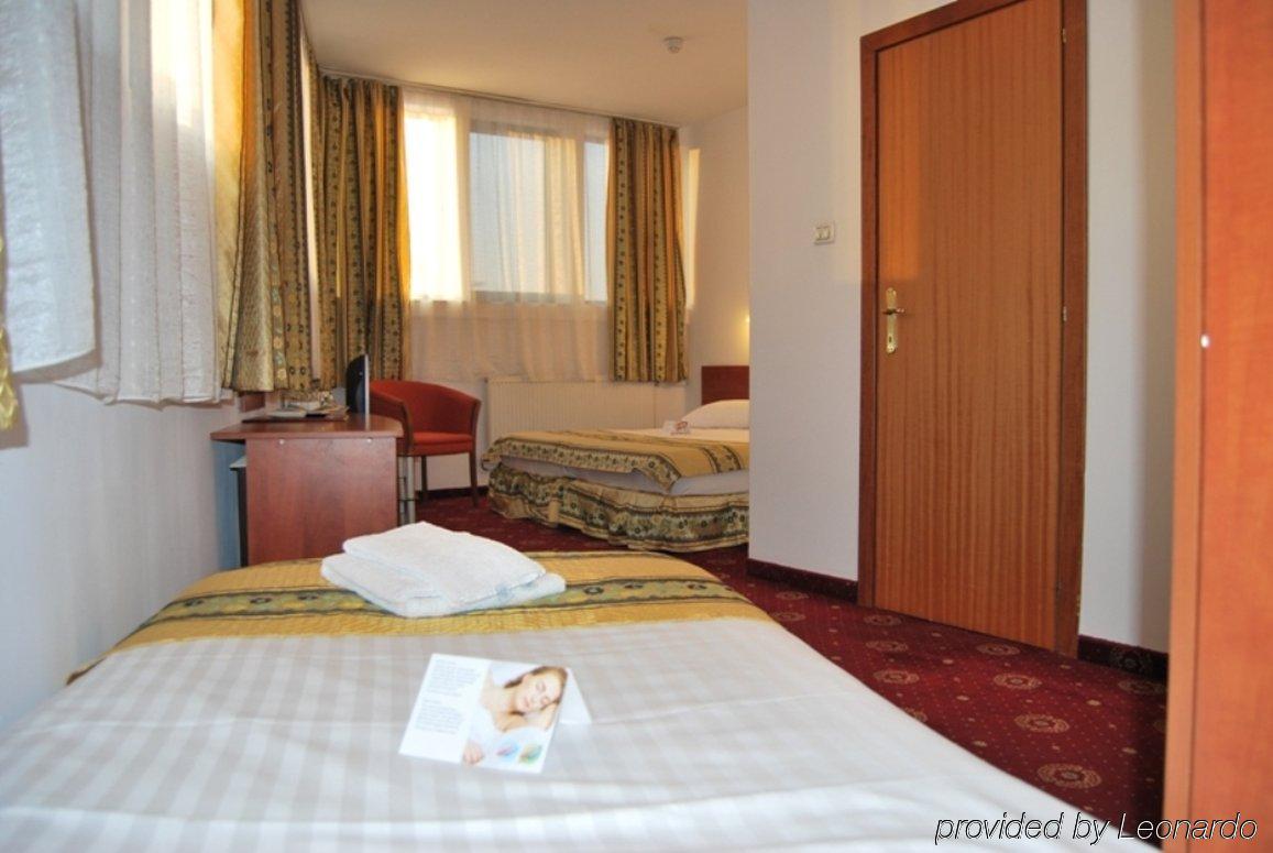 Kosher Hotel Lev Or Bucharest Room photo