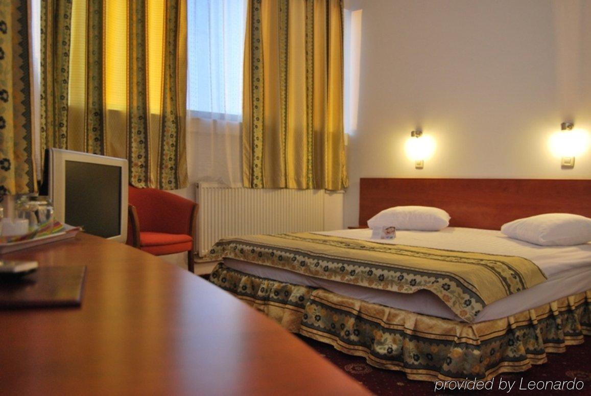 Kosher Hotel Lev Or Bucharest Room photo