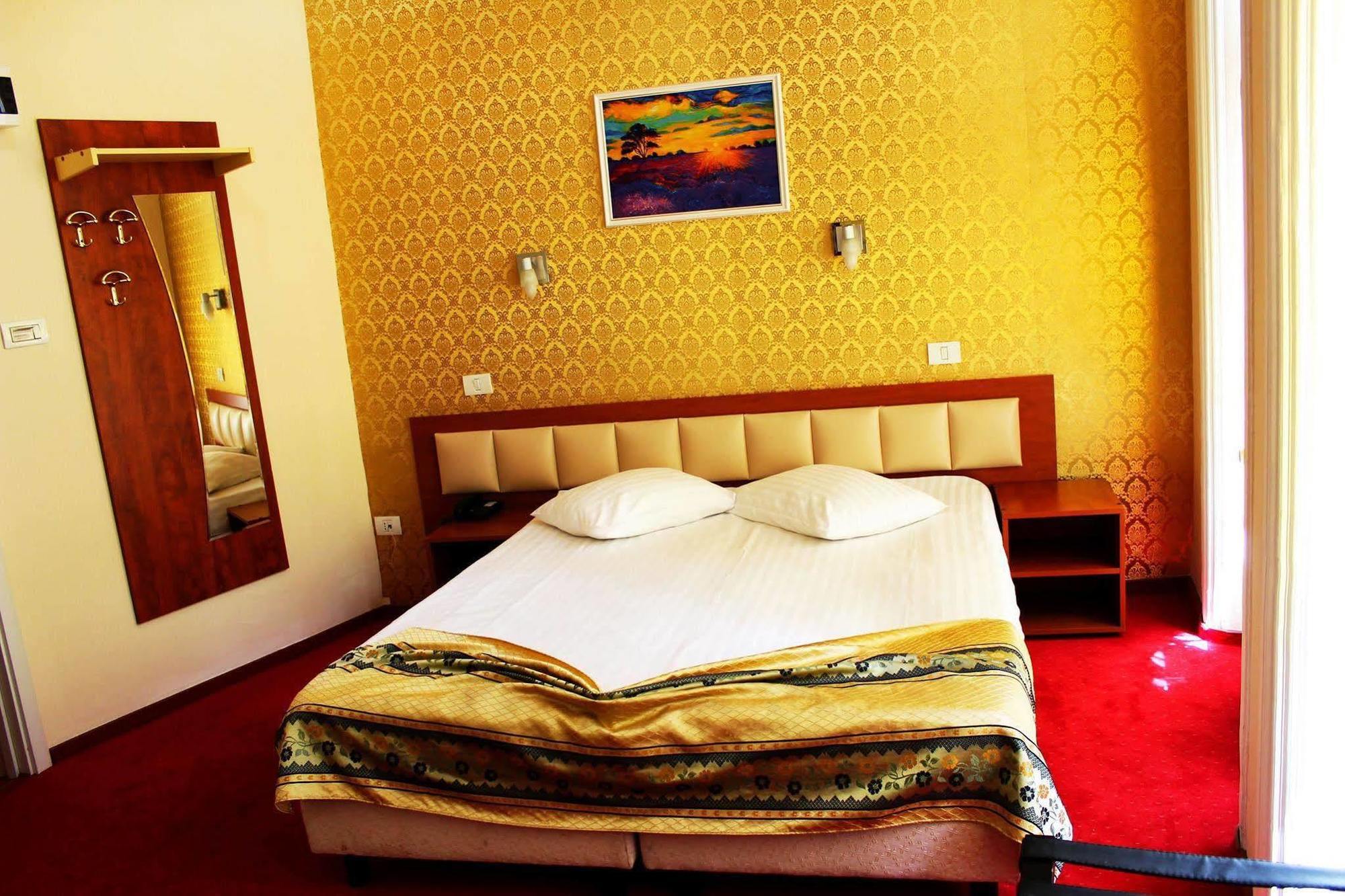 Kosher Hotel Lev Or Bucharest Exterior photo