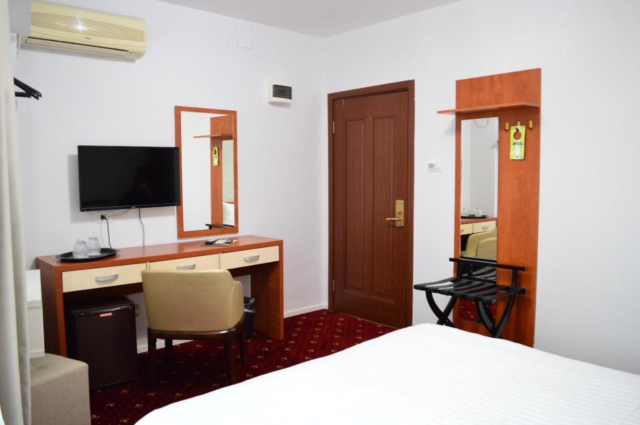 Kosher Hotel Lev Or Bucharest Exterior photo