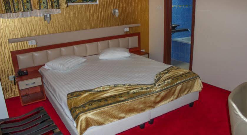 Kosher Hotel Lev Or Bucharest Exterior photo