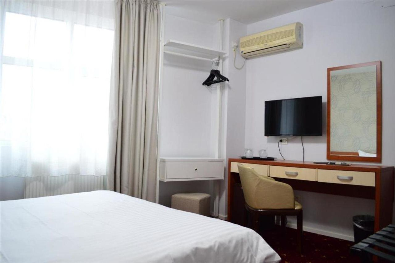 Kosher Hotel Lev Or Bucharest Exterior photo